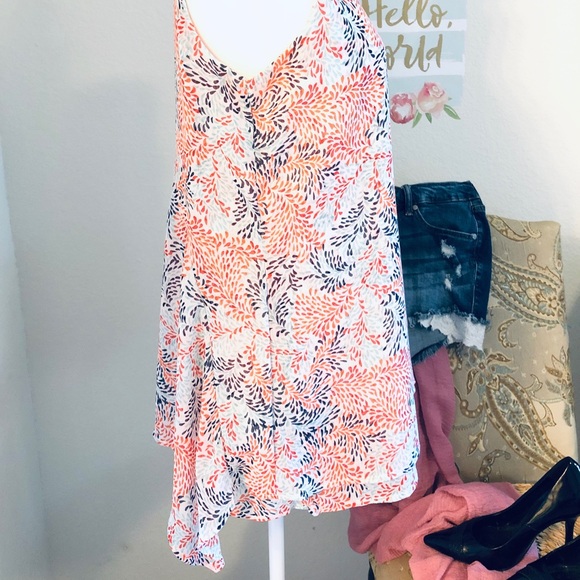 U-Shape Neckline Sleeveless Top - Picture 4 of 8